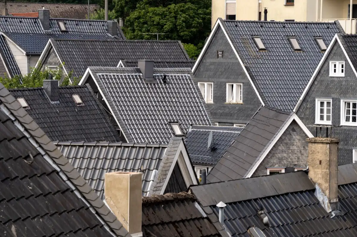 Steep roof eaves and gutter lines on houses in Wylie, TX